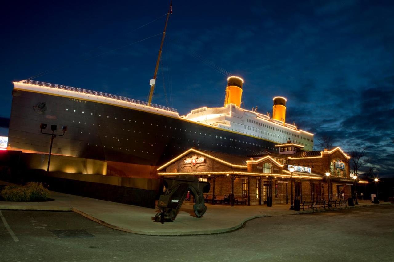 A Stones Throw, You Get 1089 Free Attraction Tickets Per Paid Day, Dollywood And Much More! Pigeon Forge Exterior foto