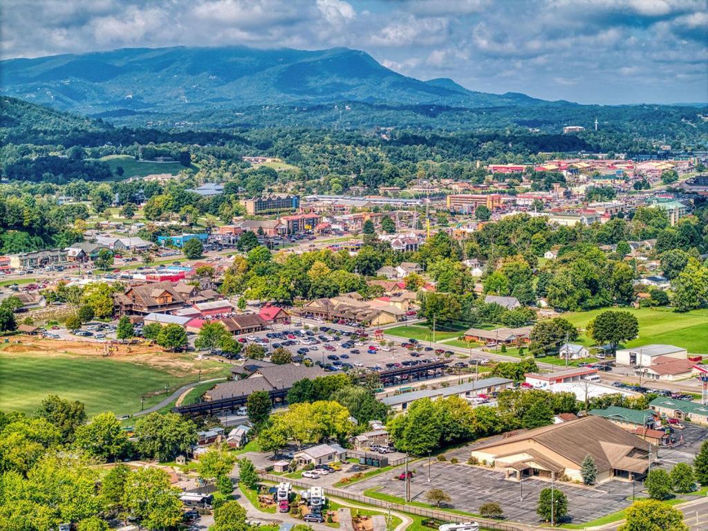 A Stones Throw, You Get 1089 Free Attraction Tickets Per Paid Day, Dollywood And Much More! Pigeon Forge Exterior foto